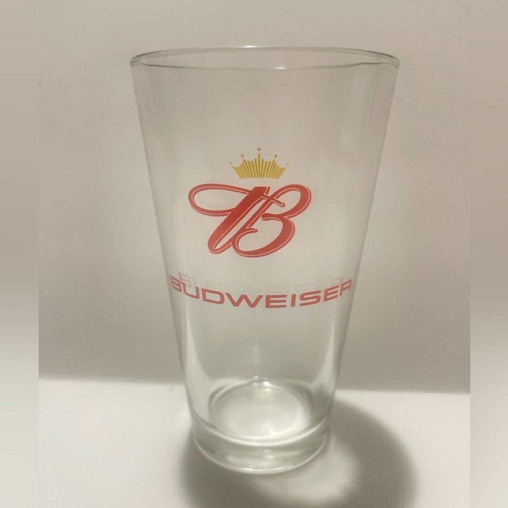 Vintage red script “B” and gold crown. Excellent/like new condition.